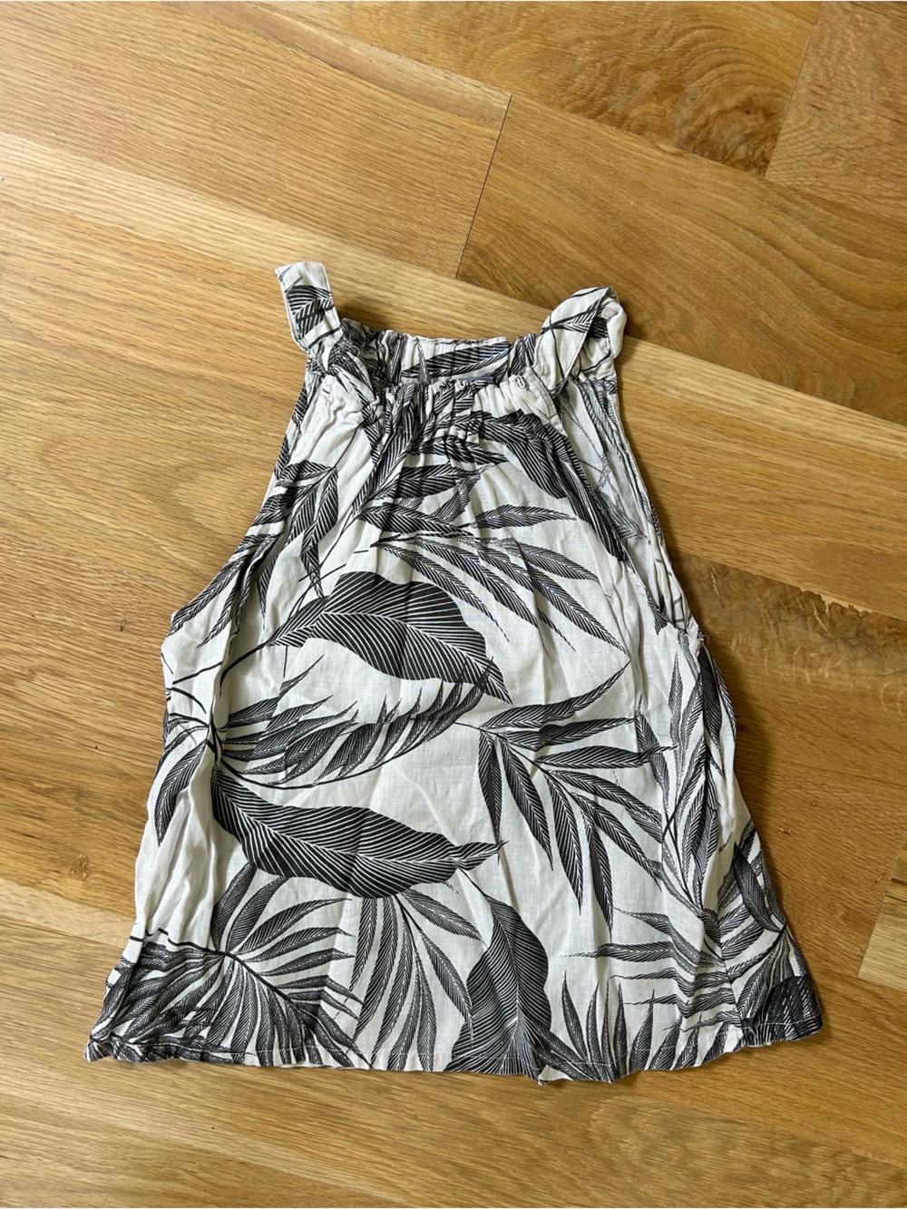 100% Linen Tahari halter sleeveless top cream and black leaves Leisure travel